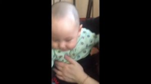 Малыш смеется щекотке)