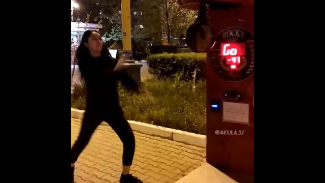 ОНА ПРОСТО МОНСТР!!!!БЬЕТ ЛУЧШЕ ЧЕМ ПАРНИ !!! смотреть онлайн