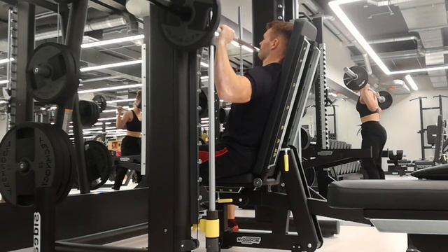 Жим над головой, перед собой в тренажёре Смита смотреть онлайн