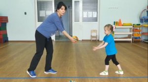 Бросок и ловля мяча в парах  Старшая и подготовительная к школе группы