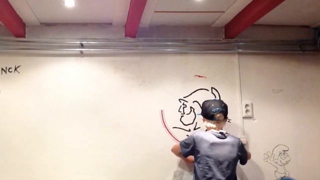 Ajax logo op muur getekend met Smurf!!! смотреть онлайн