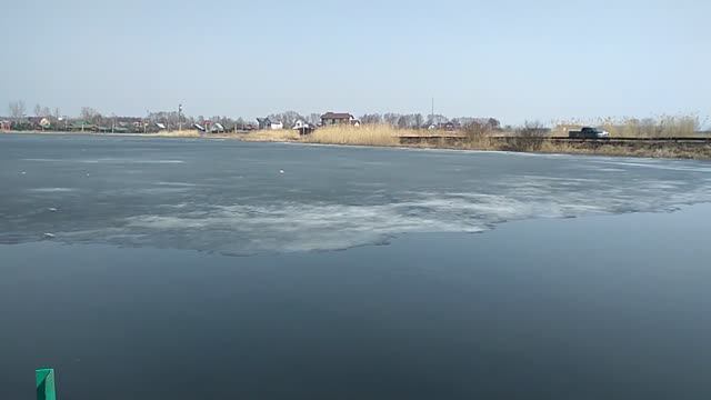 Озеро на окраине п. Заря и Агрогорода мкр. Железнодорожный, г. Балашиха. Странный рыбак. 15042018.