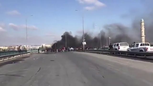 Протестующие заблокировали трассу в провинции Дияла, Ирак, 21.01.20 смотреть онлайн