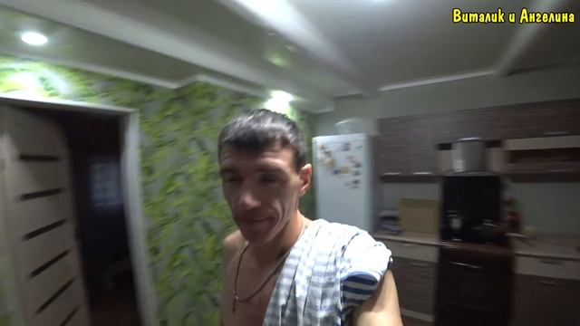 ПОЛОЖИЛ ПЛИТКУ / КУШАЕМ С КОТОМ / КУПАЮСЬ В БАССЕЙНЕ / УБРАЛСЯ В О ДВОРЕ / МУКБАНГ смотреть онлайн