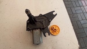 RENAULT SANDERO STEPWAY, меняем заклёпки на резьбовые на моторчике заднего стеклоочистителя!