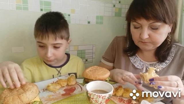 Мукбанг. Домашние чизбургеры и нагетсы. А фото в конце... смотреть онлайн