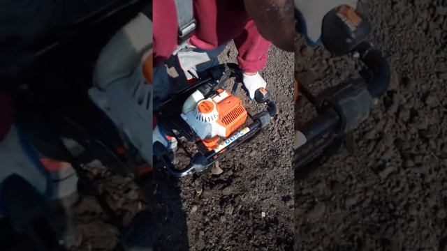 Executare gropi pentru plantare viță de vie cu motoburghiu STIHL BT 130 смотреть онлайн