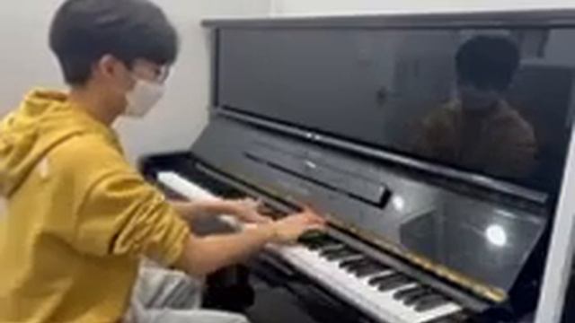 Ian playing Chopin Etude op 10 No. 5 смотреть онлайн