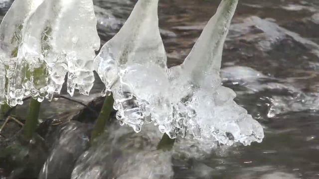 Красивые льдинки сосульки над рекой, Beautiful icicles over the river смотреть онлайн