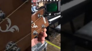 Как настроить гитару с  помощью тюнера