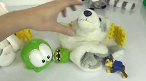 Мультик Ам Ням и Ам Нямчик в магазине игрушек. Видео для детей