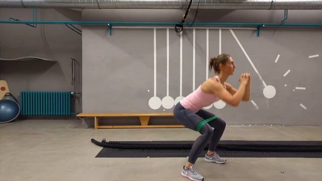 Приседания с шагом в сторону с резинкой смотреть онлайн