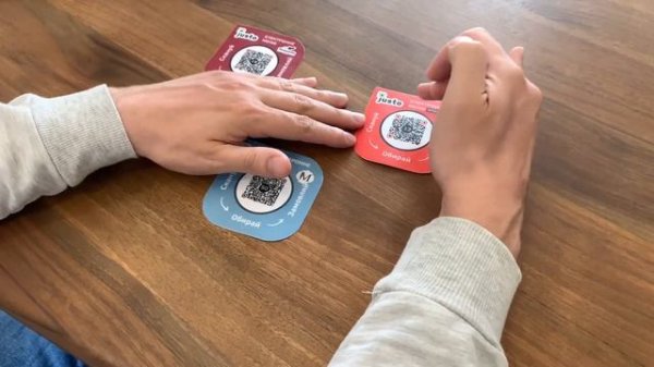 Как выглядят наклейки с QR кодом Justo menu?