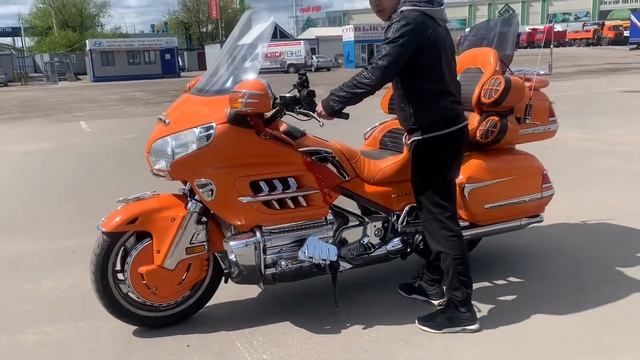 Как правильно ставить Honda Goldwing 1800 на центральную подножку :))) обучение ? смотреть онлайн