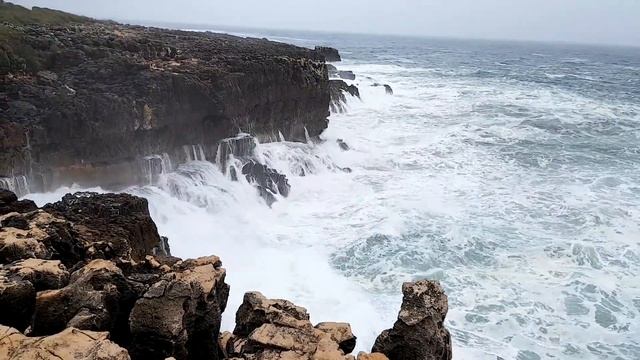 Португалия Мыс Рока Шторм на океане смотреть онлайн