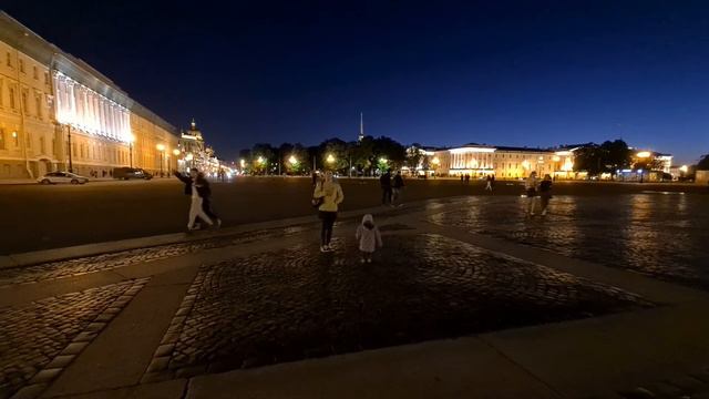 Питер. Софи-Адель морщится и ест землю на Дворцовой площади под песню "Луч солнца золотого" смотреть онлайн