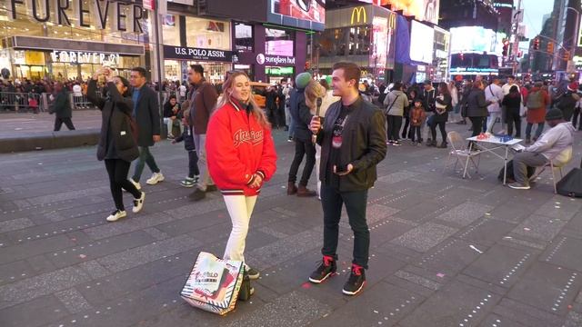 GIRLS SNITCH ON THEMSELVES IN TIMES SQUARE смотреть онлайн