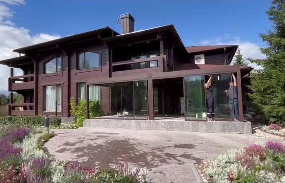 Стильная и комфортная терраса с перголой из высококачественного дерева.