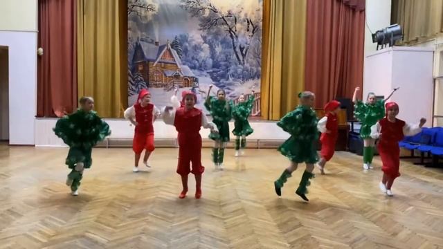 Новогодний танец от начальной школы смотреть онлайн