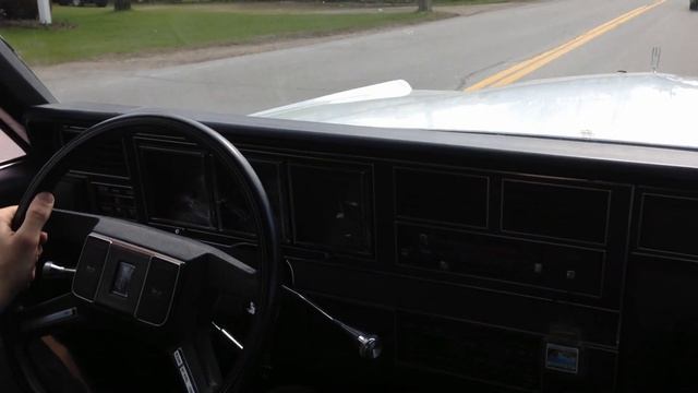 1988 Lincoln Town Car on the road смотреть онлайн