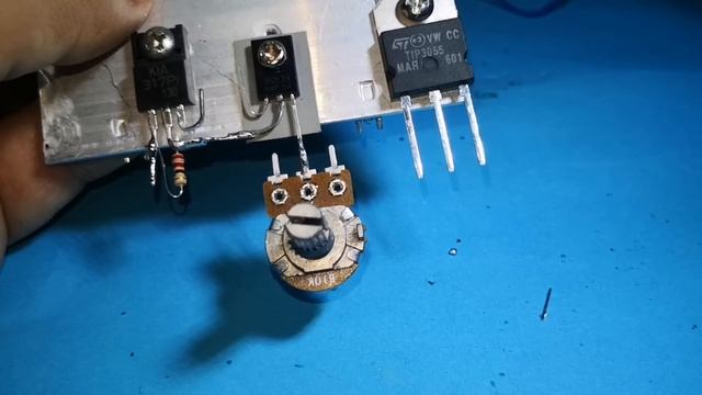 VOLTAJ VE AKIM (AMPER ) AYARLI GÜÇ KAYNAĞI YAPIMI 0 - 30 VOLT 5 AMPER - ( LM317 -BD139-2N3055) смотреть онлайн