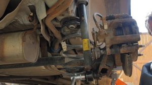 Как открутить нижний болт амортизатора в полевых условиях