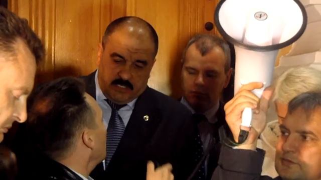 Патриоты Одессы требуют от милиции снять флаг сепаратистов 4 Мая 2014 смотреть онлайн