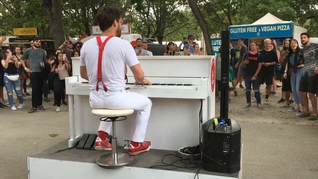 Piano Busker and his crowd celebrate Freddie Mercury’s music смотреть онлайн