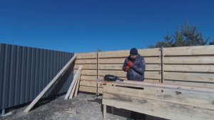 Недорогой деревянный забор своими руками