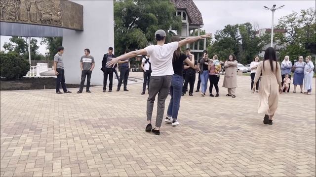 Кайфовая Чеченская Лезгинка Мадина ALISHKA 2021 Девушки Танцуют Красиво В Парке Черкесск Топ Музыка смотреть онлайн