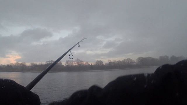 Рыбалка на спиннинг зимой! ДЖИГ-ВОБЛЕРЫ! Москва река, зимний спиннинг! смотреть онлайн