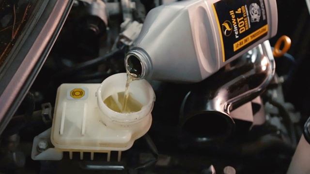 Замена тормозной жидкости | reinWell - #тормознаяжидкость для российского климата смотреть онлайн