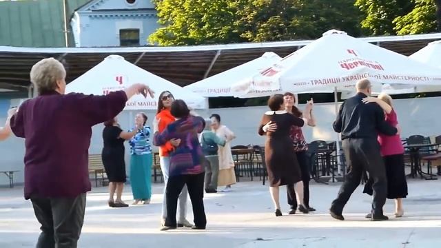 Танцы на празднике чествования 50 летних супружеских пар в Академии пенсионеров смотреть онлайн
