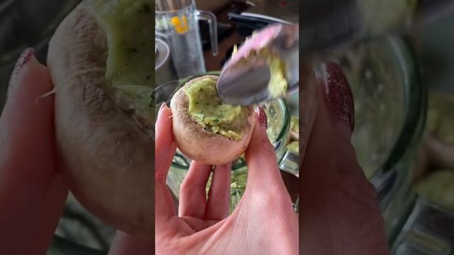 Фаршированные шампиньоны в духовке