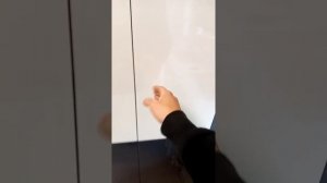 Дизайн угловой кухни 9 квадратных метров с газовым котлом спрятанным в пенал. Кухня без ручек.