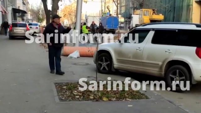 Саратовские водители объезжают перекрытый участок Горького по тротуару смотреть онлайн