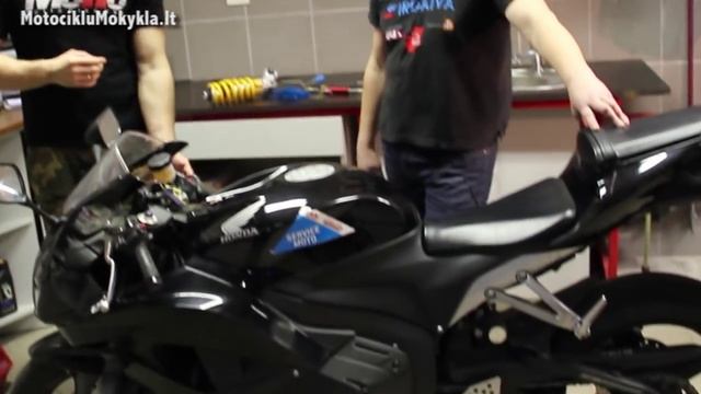 Motociklo paruošimas žiedinėms lenktynėms. 2 dalis смотреть онлайн