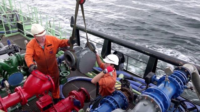 Матросы латвийского танкера ONYX на ходу производят замену топливного счетчика. смотреть онлайн