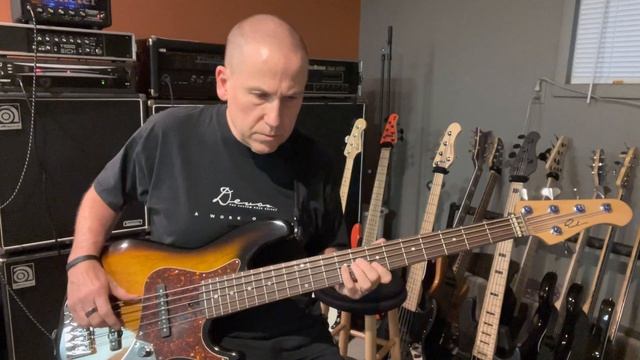 Pavel Jazz Pro Classic 5 String (2011) Sunburst w/Bartolini Preamp, Hipshot bridge & Fender gig bag смотреть онлайн