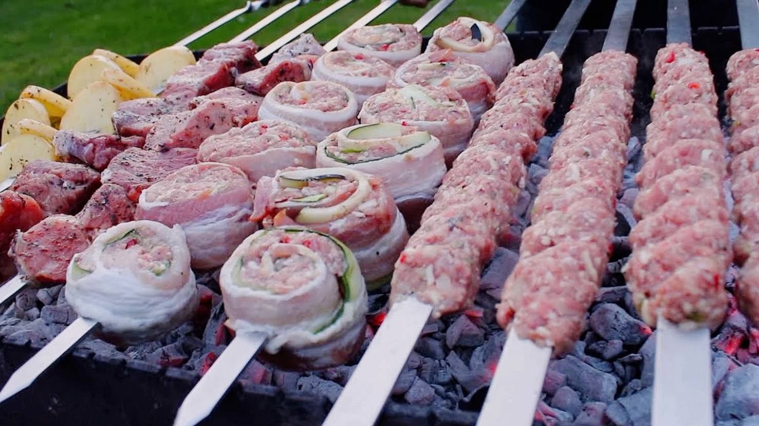 Готовим ассортимент шашлыков, кебаб и картофель на мангале. Рецепт приготовления мясных рулетиков смотреть онлайн