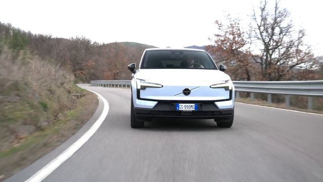 VOLVO EX30 da 35.900€ | COME VA SU STRADA? смотреть онлайн