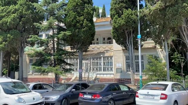 На пляжах Алушты НЕТ МЕСТ, толпы туристов! Узнаем сколько стоит отдых, жилье в Алуште, какие цены. смотреть онлайн