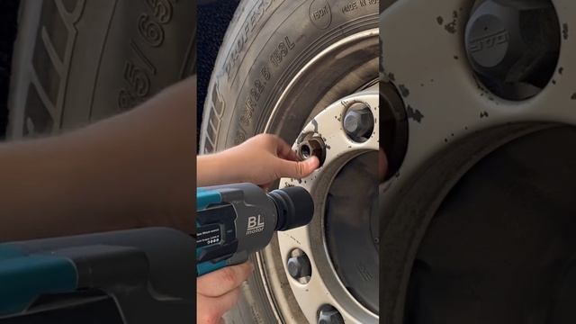 Тест китайского Гайковерта Makita 2100Н*м смотреть онлайн