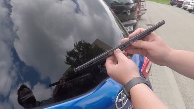 Toyota Yaris - Rear Windshield Wiper Replacement смотреть онлайн