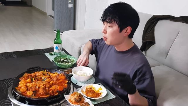 오동통 대창 잔뜩 넣은 대창닭볶음탕!(Ft.오이냉국) 곱도리탕 혼술 리얼먹방 Daechang Braised Spicy Chicken MUKBANG ASMR EATINGSHOW смотреть онлайн