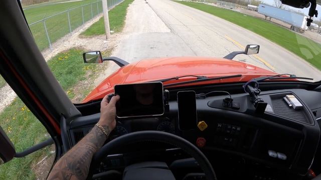 Заселяемся в новый трак | Установка караоке и крепления гаджетов | Чем я пользуюсь в дороге? смотреть онлайн