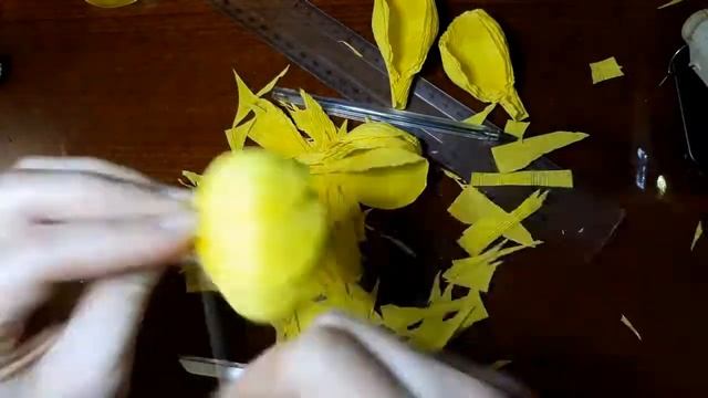 Как сделать розочку из конфет и бумаги ?Оригинальный ,простой подарок на 14 февраля и 8 марта! смотреть онлайн