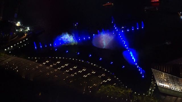 Сингапур. Лазерное шоу фонтанов Light & Water Show. Вид с крыши отеля Marina Bay Sands. смотреть онлайн