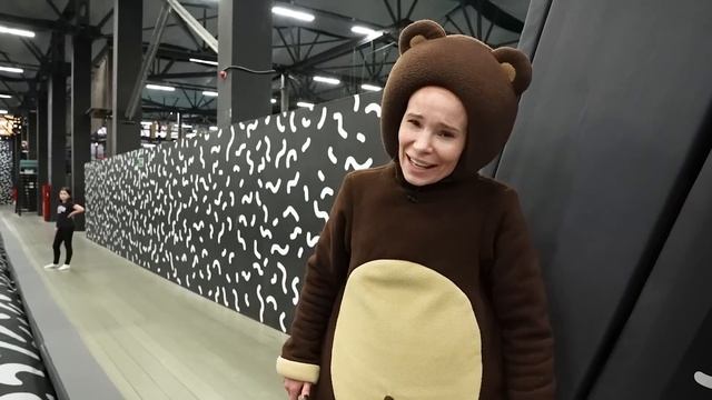 Маленькая Вера и Медведь проходят полосу препятствий в парке развлечений Do a Flip смотреть онлайн