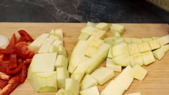 Беру целую курицу. Получается так вкусно, что одной не хватило, надо делать сразу две смотреть онлайн